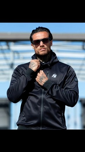 ‼MEGA AKCIA‼ 👉Pánska softshellova bunda Glendale Dostupná v dvoch farbách : Čierna, Modrá Bunda je vodeodolná a vetruodolná. Využiť ju môžete buď na cestu do fitka alebo aj na zdolávanie kopcov. Materiál: 100% Polyester Cena: 49,90€ 💣 Klikaj na 👉 www.eshop.mozolani.com 🛒 alebo bež do našich kamenných predajní Mozolani fitness shop v ZOC Max v Žiline a OC Laugaricio Trenčin. | Mozolani Trainings Fitness Club