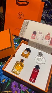 ✨ SET NƯỚC HOA MINI HERMÈS – TINH TẾ TỪNG GIỌT HƯƠNG, THƯỢNG LƯU TỪNG CHI TIẾT ✨ Set gồm 4 chai nước hoa mini kinh điển đến từ nhà Hermès – thương hiệu biểu tượng của sự thanh lịch và đẳng cấp: 💖 Twilly d’Hermès – ngọt ngào, nổi bật, cá tính 🌿 Un Jardin Sur Le Nil – tươi mát, nhẹ nhàng như một khu vườn xanh ✨ Eau des Merveilles – quyến rũ, bí ẩn, cuốn hút ❤️ Rhuba Rhum – trầm ấm, sang trọng và tinh tế 🎁 Hộp cam sang trọng, tinh xảo – lý tưởng để làm quà tặng hoặc tự thưởng cho bản thân. 💼 Du