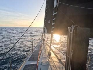 43K views · 3.9K reactions | «Bellissima l’alba dal sud della Nuova Zelanda, oggi si viaggia a 10 nodi con 10 nodi di vento!» «Beautiful sunrise from the south of New Zealand, traveling at 10 knots with 10 knots of wind today!» Press office: Conseil Relazioni Pubbliche Content production and SMM: Wearedesign Global Solo Challenge #andreamura #ventodisardegna #globalsolochallenge #girodelmondo #circumnavigation #sailing #yachting | Andrea Mura | Facebook