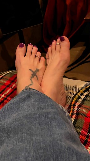 105K views · 4.5K reactions | Friday night chill . #toes #feet #feetqueen #friday #weekend vibes #fridaynight #prettytoes #foot #wrinkledsoles #feetarch #fyp #trending #viralreel #trendingreel #fypage #fy | Patricia Delores | Facebook