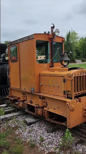 Throwing the other 2ft gauge switch for our Plymouth and H.K. Porter Locomotives 🚂