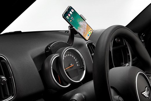 SPICE UP YOUR MINI. Mit dem MINI Click & Drive System hast du dein Smartphone immer griffbereit. Hol dir jetzt den ultimativen Komfort. | MINI