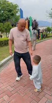 Suddenly a red bill flew by, let's see the baby's reaction