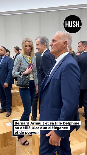 👔 LookDrop : Bernard Arnault et sa fille Delphine au défilé Dior — duo d’élégance et de pouvoir. @lvmh @dior En juin 2025, le président de LVMH et la PDG de Dior ont fait une apparition remarquée au défilé parisien. ✨ Un tandem à l’image de la maison : rigueur, classe et influence. 🇫🇷 🗣️ Vous validez ce duo à la fois familial et fashion ? 👇 #LookDrop #BernardArnault #DelphineArnault #Dior #FashionWeek #Paris #LVMH #Elegance #ActuHush 👉 Suis Hush pour les moments où la mode et le pouvoir se