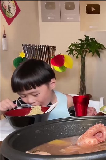 Mặc kệ mẹ ăn sơn hào hải vị, anh Sa cứ phải chén mì đã nhé :v #quynhtranjp #basa #tiktok
