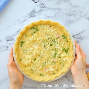 This Easy QUICHE RECIPE is the perfect weekend brunch or dinner! https://www.spendwithpennies.com/easy-quiche-recipe/ | Home Cooked Recipes