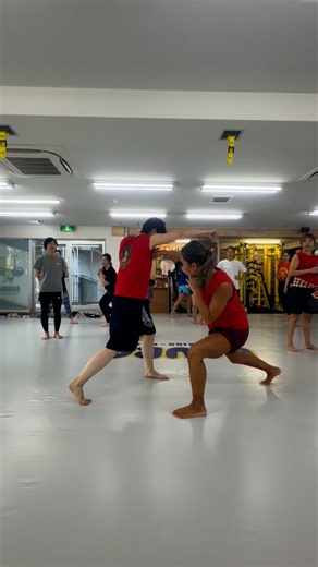 Atsuko Okada on Instagram: "Muayboran 🇹🇭古式ムエタイ 大阪レッスンでは基本形、メーマイ、ワイクルーを行いました。 メーマイの型は4つ 初めての方でも分かりやすいシンプルな技にしました✨ ・Dap chawara／ダッチャワラー ・Yo kao praumen／ヨウカウプラスメン ・Chawa sad hok／チャワーサドホック アタック側はすべてマットロンクア(右ストレート) シンプルな技ですが、相手のパンチをどうディフェンスするかで、次の反撃の技が決まります。 今後の予定 10/9(木) 20:00-21:00 古式ムエタイ初級 11/3(月祝) 11:00-13:00 古式ムエタイセミナー東京 11/3(月祝) 14:30-17:00 古式ムエタイ試験 #muaythai #muayboran #古式ムエタイ #ムエタイ #kickboxing"