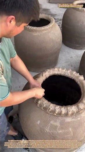 Poterie traditionnelle : la réalisation d'un rebord renforcé sur des récipients en terre cuite