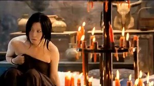 这个美女总是不好好穿衣服，还总被脱掉