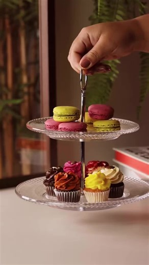 Um porta-doces, três formas de servir! Quem disse que o porta-doces só combina com sobremesa? Aqui, mostramos como essa peça versátil pode ganhar novos usos na sua rotina! ✨ Sirva frutas frescas para um café da manhã especial, pães e castanhas para receber com aconchego ou doces para encantar nas celebrações. Tudo com praticidade e aquele toque de bom gosto que transforma momentos simples em experiências acolhedoras. Porta Doces 2 Andares de Cristal Renaissance 18,5/22,5cm x 24cm Investimento de