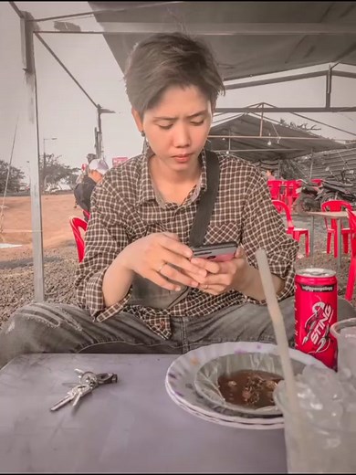 អ្នក single ខំមិនមកសុំមើលមុខតិច😁💞