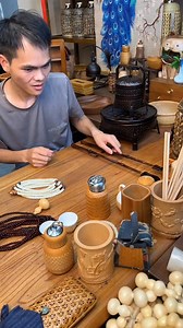 The sunlight shines through the woven holes, casting mottled bamboo shadows on the phone case, creating a unique scene | Master Qiu Zhumu