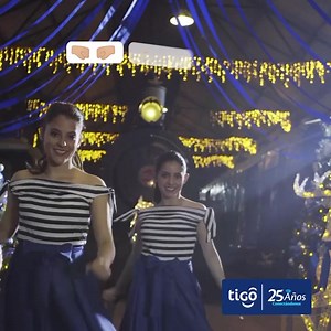 Todos la primera vez que intentamos hacer el emoji dance de Conectados en Navidad con Tigo. 🤭😆 Todo está en la práctica. 😎 | Tigo Honduras