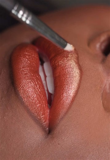 An orange lip feels some what nostalgic @ONE SIZE BEAUTY Coin Collector @Pat McGrath Labs lip Obsessed @Isamaya Beauty guilded @Fenty Beauty trophy wife #lipcombo #lipcombotutorial #makeupinspiration #lipstick #makeuptutorial