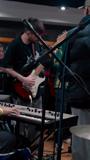 @jomasessions on Instagram: "⭐️ MANDARHYMES en la JoMa Sessions ⭐️ 👉 Arrancamos una nueva edición de la JoMa Sessions, tenemos el honor de hacerles entrega de la edición número 8 y no tenemos mejor manera de hacerlo que con el cypher con invitados de @alkoy_edu 💬 Desde el norte del territorio argentino, Salta, les presentamos a @mandarhymes_ que nos dejó a todos emocionados con una canción muy sentida. ✌️ Gracias a todxs lxs que formaron parte, a lxs que se sumaron y a lxs que están desde el p