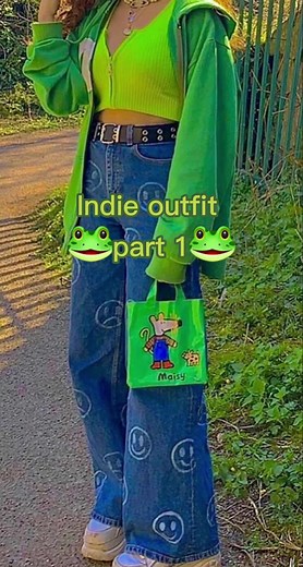 Hey this is my first video i hope you like it comment if you wanna more bitmoji outfits ideas and i have my Q&A on so you can comment there #fy #fyp