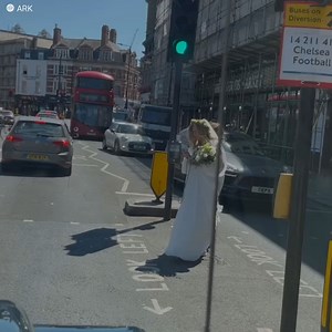 81K views · 160 reactions | Bu gelin, çaresiz bir şekilde birinin onu kendi düğününe aracıyla ulaştırması yalvarıyordu. Kiralamış olduğu araç hiçbir zaman eline ulaşmadı ve zavallı kadın sokağın ortasında yapayalnız kaldı. Neyse ki bir adam olayı anlayıp neler yaşanacağını düşünmeden ona yardım etmeye karar verdi. Bu düğünün kahramanı hale gelecekti. | Pozitif | Facebook