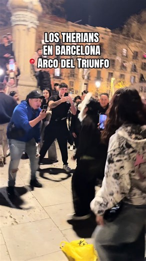 THERIANS EN BARCELONA🐺, que locura . Tu que opinas de esto? 🇪🇸 #therians #theriansbarcelona #theriansespaña #theriansarcodeltriunfo #theriansafeplace