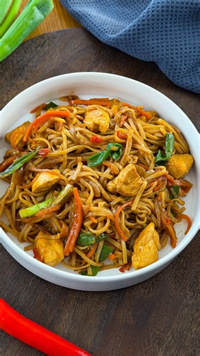 Nadine Moll on Instagram: "🍜 Asia-Nudelpfanne in 20 Minuten📌 Rezept zum Speichern | Anzeige Hey Foodies, diese würzige, schnelle & super leckere Asia-Nudelpfanne ist perfekt für stressige Tage. In 20 Minuten fertig, voller Aroma und soooo gut! Und gekocht hab ich das Ganze auf meinem neuen AEG SaphirMatt® Induktionskochfeld @aeg_de – das ist: 🖤 super kratzfest 🖤 mega pflegeleicht 🖤 dank Anti-Fingerprint immer sauber ⚡ mit PowerBoost blitzschnell heiß 🔗 mit Bridge-Funktion – perfekt für gro