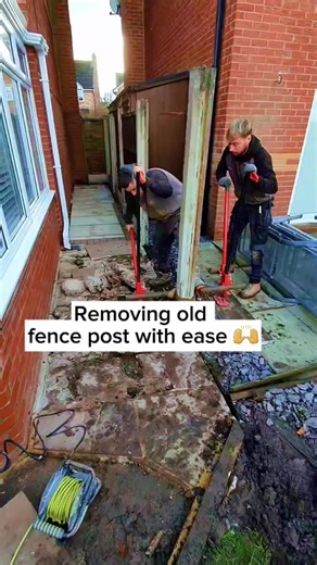 How to easily remove fence posts 🙌 Great little tools these ⚒️⚒️ #howto #tools #easy #takeout #tips #workinprogress | LNC Landscapes and Paving