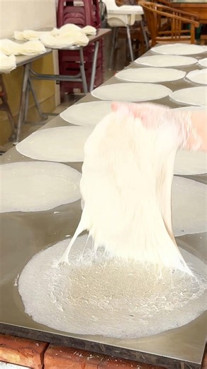 iTravel❤️愛七桃 on Instagram: "perfectly thin spring roll wrappers made by hand #handmadefood #springrolls #asmr"