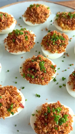 RICARDO on Instagram: "🥚ŒUFS MIMOSA REVISITÉS🥚 On revisite les œufs farcis avec cette recette présentée par @oeufquebec. On combine du bacon, de la chapelure et de la sauce piquante pour obtenir un incontournable du temps des fêtes réinventé! 📷 : Œufs farcis croustillants épicés Commentez OEUF pour recevoir le lien vers la recette dans votre boîte de messagerie. Autrement, le lien se trouve dans le profil (@ricardocuisine)."