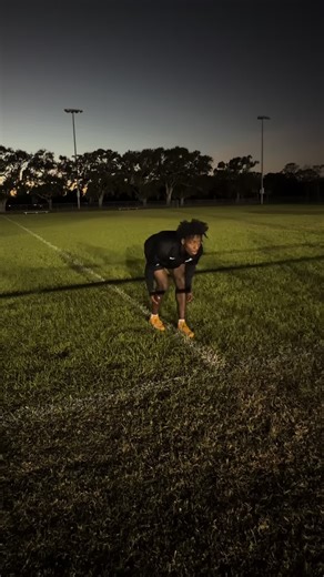 Break with your eyes first then your feet. Eyes and feet work hand and hand. Need both to break properly!! #defensiveback #footwork #dbtraining #dbfootwork #dbu