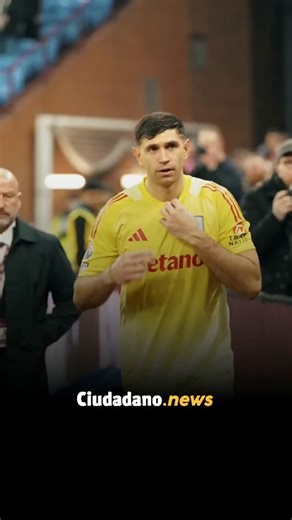 El Dibu regaló una postal navideña en Villa Park 🎄👏 🎬 Emiliano Martínez se acercó a un joven fanático con gorro del Aston Villa, le pidió el accesorio y le dejó la camiseta a cambio. El deportista cerró el gesto con un baile y el estadio lo ovacionó. 🛡️ El arquero de los villanos mantuvo la seguridad bajo los tres palos y aseguró los tres puntos contra Manchester United. 📲 El clip del festejo se multiplicó en redes y ratificó la conexión del Dibu con la hinchada del equipo de Birmingham. #C