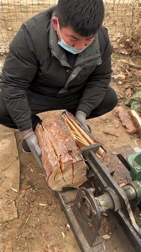 With this wood splitter, even the hardest wood can be split with ease..