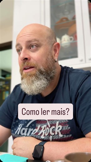 “Um leitor vive mil vidas antes de morrer. O homem que nunca lê vive apenas uma.” (Essa frase me pegou. Forte, né?) Nem sempre fui o cara que amava ler. Já me senti travado, perdido no meio das páginas, achando que leitura não era pra mim. Mas entendi uma coisa que mudou tudo: ler não é sobre quantidade, é sobre constância. É sobre encontrar o SEU ritmo. A SUA forma. O SEU momento. Tem gente que lê no ônibus, outros antes de dormir. Tem quem devore livros, e quem leia uma página por vez. Tudo be