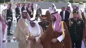 Watch: Saudi Arabia's Crown Prince Mohammed bin Salman receives Kuwait’s Crown Prince Sheikh Meshal al-Ahmad al-Sabah in Jeddah. https://english.alarabiya.net/News/gulf/2022/07/16/Saudi-Arabia-s-Crown-Prince-receives-Egypt-s-president-in-Jeddah- | Al Arabiya English