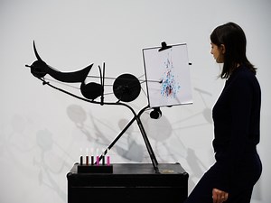 「動く彫刻」の先駆けジャン・ティンゲリー　作品にあふれる遊び心