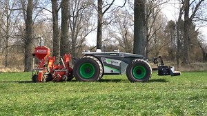 Trasemina prato: un'altra perfetta applicazione per @AgXeed AgBot 2.055W4 con il nuovo attrezzo Güttler GreenMaster 300. Leggerezza, pneumatici larghi e bassa pressione. La pianificazione digitale intelligente crea il percorso più efficiente per risparmiare energia e sementi. Costante e rettilineo a 8 km/h e con un consumo di carburante di 7 l/h. #NewsAgricoltura | NewsAgricoltura