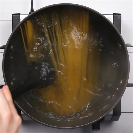 An easy cross between lasagna and spaghetti, Million Dollar Spaghetti has creamy layers of pasta, cheese, and meat sauce all baked into a comforting casserole. GET THE RECIPE: https://www.yellowblissroad.com/million-dollar-spaghetti/ | Yellow Bliss Road