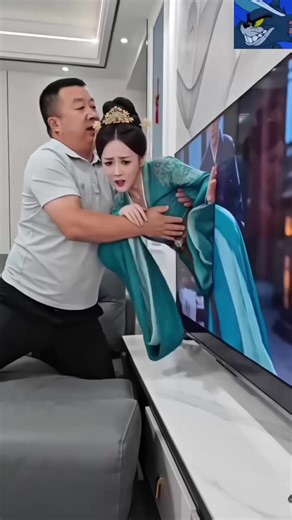 Use Template CapCut Kling AI cùng hiệu ứng kéo người ra khỏi TV cực ảo (AI pull girl out of TV motion filter / Viral surreal video tutorial) ✨📸🎬 Create a viral