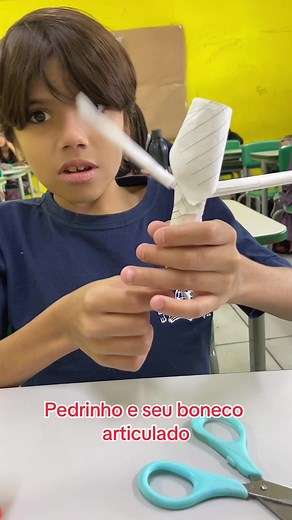 Pedrinho e seu boneco articulado: Criança Criativa e Inteligente