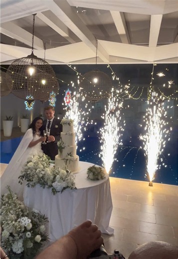 Ingresso sposi con fontane fredde e brindisi magico
