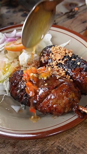 eating just one is enough to fill you up, let alone 2 Solo satay buntel