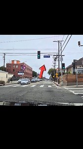 🇺🇸 La règle de conduite américaine que les Français ne comprennent pas. Le feu rouge : ici, le feu est souvent placé en face de l’intersection, et non avant comme en France. ➡️ Tourner à droite au feu rouge : même si le feu est rouge en face de toi, tu as le droit de tourner à droite, à condition de laisser passer les piéton .s et les voitu#USA #VoyageUSA #VivreAuxUSA #RoadTripUSA #ConduiteUSA | Baki sur la route