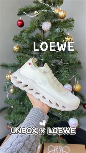 sneakershop.bkk1 on Instagram: "UNBOX x LOEWE Vdo สินค้าจริงของทางร้าน💯 สั่งซื้อ/สอบถาม 𝐋𝐢𝐧𝐞 : @𝐥𝐮𝐱𝐛𝐫𝐚𝐧𝐝𝐧𝐚𝐦𝐞.𝐛𝐤𝐤 (มี@) 🔎รีวิวลูกค้า @reviewluxbrandname.bkk"