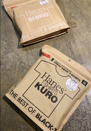 . ■最高の白と理想の黒 ヘインズが追求した「BEST OF WHITE・BLACK」シリーズよりロングスリーブTシャツのご紹介です🇺🇸🌍️ ベーシックだからこそ、生地・シルエット・着心地にこだわり抜いた一枚✨️ 程よい厚みのコットン生地は柔らかく肌触りが良く、快適な着用感を実現。シンプルでバランスの良いシルエットは、1枚で着てもインナーとしても使いやすく、シーズンを問わず活躍します👱👍️ 白は清潔感のある“最高の白T” 黒は深みのあるカラーが魅力の“理想の黒T” シンプルを極めた、ヘインズの定番ロングスリーブTシャツです👑 HANES/SHIRO BEST OF WHITE LONG SLEEVE HANES/KURO BEST OF KURO LONG SLEEVE ＿＿＿＿＿＿＿＿＿＿＿＿＿＿＿＿＿＿＿＿＿＿＿＿＿＿＿＿ 当店URLはこちらより 公式INSTAGRAM📷 @recollection_koriyama TEL 024-927-0610 RECOLLECTION.LINE@📱 LINE ID:@aex3132r 最新情報、お得な情報を配信いたします📡