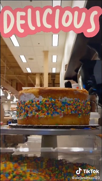 🥰 Fault line cake with sprinkles 🥰 #MoneyTok #cakedecorating #pipingbuttercream #cake #frosting #fyp #yum #decorandopasteles #pasteles