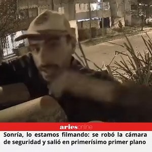 📌Un robo en primera plana en barrio #Castañares: un ladrón se trepó a las rejas de una casa mirando que no haya nadie para robarse la cámara de seguridad. 📌Lo que no se percató es que la cámara en ningún momento deja de registrar lo que ocurre frente a ella, por lo que el hecho quedó grabado en una toma insuperable. Vecinos reclaman más seguridad en la zona norte de la capital salteña. 🎥 El 10 TV #Robo #Ladrón #Cámara #Inseguridad #CCTV #Argentina #Salta #Capital #Aries | Aries On Line