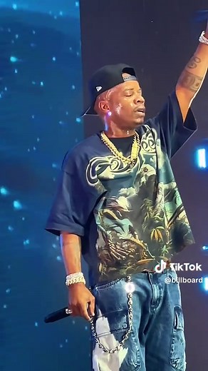 Plies performs his verse from Usher’s “Hey Daddy (Daddy’s Home)” 🏡👏 #plies #heydaddy #livemusic #millenniumtour #millenniumtour2025 #pliessss #billboard #hiphop #rnb #concert #rap #rapper #raptok #hiphopmusic #kiaforum