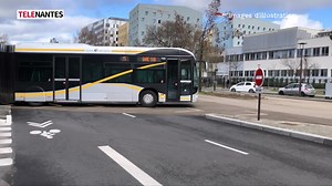 AGRESSION AU COUTEAU DANS UN BUS : L'AGRESSEUR ET LA VICTIME SE CONNAISSAIENT DÉJÀ (modifié à 15h) Après l’agression d’un jeune au couteau dans un bus lundi dernier à Nantes, deux adolescents ont été interpellés. Ils sont âgés de 14 et 15 ans. Selon les derniers éléments de l’enquête, les deux suspects sont montés dans le bus vers 12h30. Ils ont pris à partie la victime. Les agresseurs ont sorti un couteau type Opinel pour lui asséner plusieurs coups au bras, aux jambes et au dos sans mettre en 