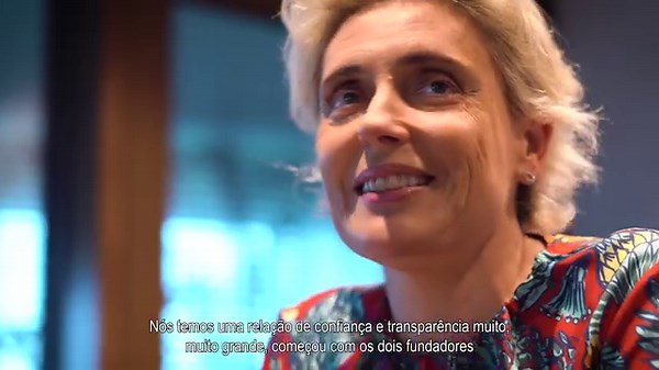 Cláudia Azevedo, CEO do Grupo Sonae, é a vencedora da edição de 2023 do Prémio BPI Mulher Empresária. Esta é uma distinção que reconhece a trajetória de sucesso e liderança da gestora, bem como o claro compromisso com a comunidade. 🧡 O Prémio BPI Mulher Empresária nasce de uma colaboração entre o CaixaBank, acionista único do BPI, e a Fundação IWEC, uma rede internacional de mulheres empresárias de sucesso. Saiba mais em: https://www.bancobpi.pt/particulares/claudia-azevedo-recebe-premio-bpi-mu