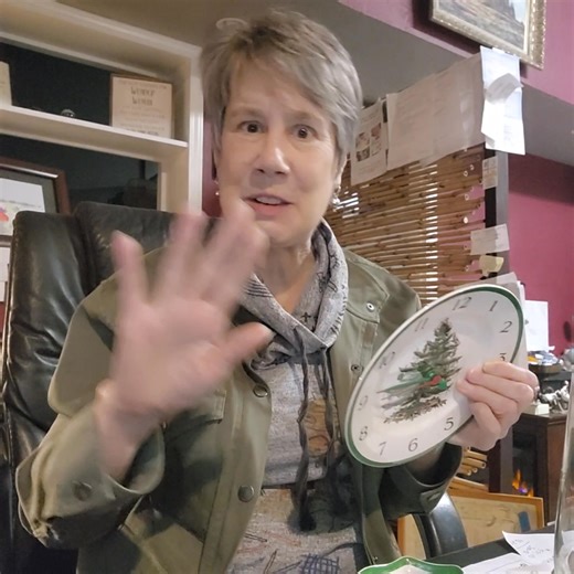 Here's this week's Tuesday Tip and a little history behind an iconic holiday pattern! #spodechristmastree | Cindy Wobbe Estate Sales