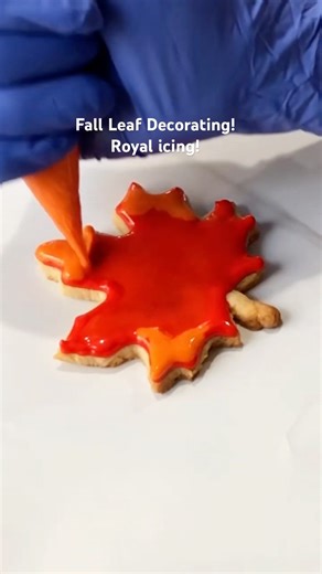 Easy Fall leaf decoration with royal icing #cookies #fallbaking #shorts