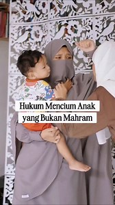 JANGAN ASAL CIUM ANAK KECIL! Bolehkah Mencium Anak Kecil Yang Bukan Mahram? 💡 Rasulullah mencontohkan kasih sayang kepada anak dengan mencium cucunya, Hasan bin Ali. Para ulama menegaskan bahwa mencium anak di pipi atau kening atas dasar kasih sayang hukumnya sunnah, namun mencium dengan unsur syahwat (seperti di bibir) adalah haram. 📝 Imam An-Nawawi dalam Al-Majmu’ menjelaskan bahwa setiap sentuhan atau ciuman atas dasar birahi adalah haram tanpa pengecualian, kecuali kepada pasangan yang sah