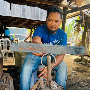 44K views · 987 reactions | Knife Making - Forging A Powerful Machete From The Leaf Spring | The creative | Facebook